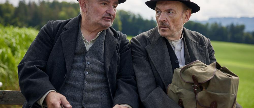 Silvan Heingeiger (Sigi Zimmerschied, l.) nimmt den Schuster Julius Kraus (Josef Hader) mit seiner Kutsche mit zum Leder kaufen in einer Szene des Fernsehzweiteilers „Sturm kommt auf“.