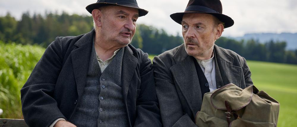 Silvan Heingeiger (Sigi Zimmerschied, l.) nimmt den Schuster Julius Kraus (Josef Hader) mit seiner Kutsche mit zum Leder kaufen in einer Szene des Fernsehzweiteilers „Sturm kommt auf“.