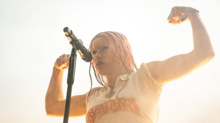 Wet Leg live at Way Out West 2025 Gothenburg, Sweden. 08th, August 2025. The British indie rock band Wet Leg performs a live concert during the Swedish music festival Way Out West 2025 in Gothenburg. Here singer and musician Rhian Teasdale is seen live on stage. Sweden, Göteborg PUBLICATIONxNOTxINxDENxNORxFINxBEL Copyright: xGonzalesxPhoto/JoexMillerx