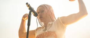 Wet Leg live at Way Out West 2025 Gothenburg, Sweden. 08th, August 2025. The British indie rock band Wet Leg performs a live concert during the Swedish music festival Way Out West 2025 in Gothenburg. Here singer and musician Rhian Teasdale is seen live on stage. Sweden, Göteborg PUBLICATIONxNOTxINxDENxNORxFINxBEL Copyright: xGonzalesxPhoto/JoexMillerx