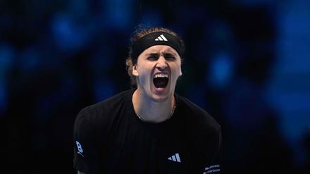 Alexander Zverev schreit seine Freude über den Auftaktsieg bei den ATP Finals heraus.