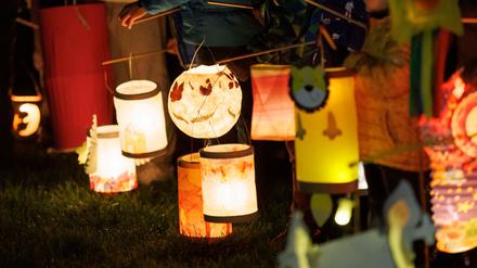 Traditionell basteln Kinder Laternen für den Martinsumzug. (Symbolbild)