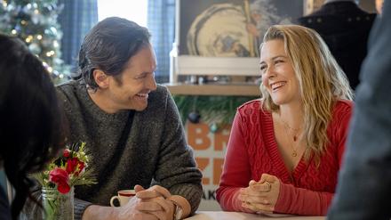 Oliver Hudson als Everett und Alicia Silverstone als Kate im neuen Netflix-Weihnachtsfilm „A Merry Little Ex-Mas“. (Start am 12. November)