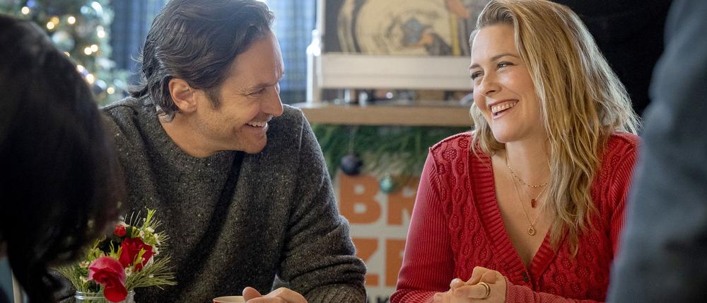 Oliver Hudson als Everett und Alicia Silverstone als Kate im neuen Netflix-Weihnachtsfilm „A Merry Little Ex-Mas“. (Start am 12. November)