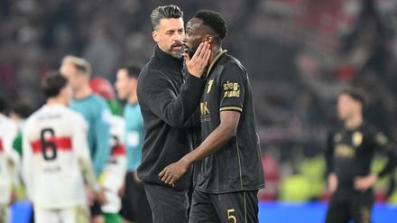 Wieder nichts: Augsburgs Trainer Wagner versucht den Verteidiger Matsima zu trösten.