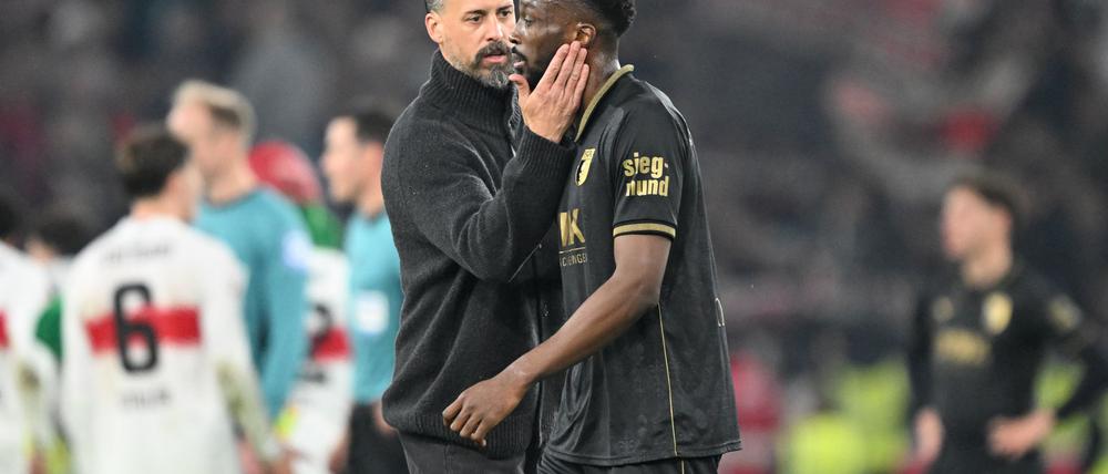 Wieder nichts: Augsburgs Trainer Wagner versucht den Verteidiger Matsima zu trösten.