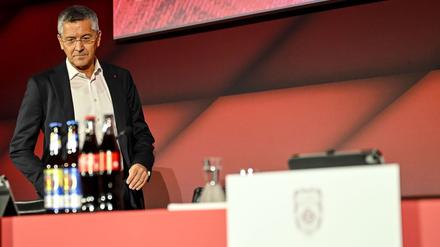Bayern-Präsident Hainer wünscht sich Maßnahmen zur Deckelung von Spieler-Gehältern. (Archivbild)