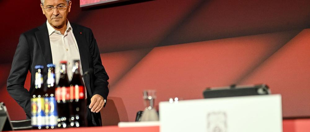 Bayern-Präsident Hainer wünscht sich Maßnahmen zur Deckelung von Spieler-Gehältern. (Archivbild)