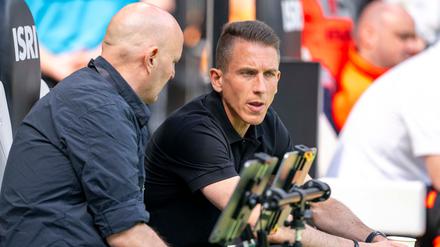 Wolfsburgs Geschäftsführer Sport Peter Christiansen (l) und Interimstrainer Daniel Bauer.