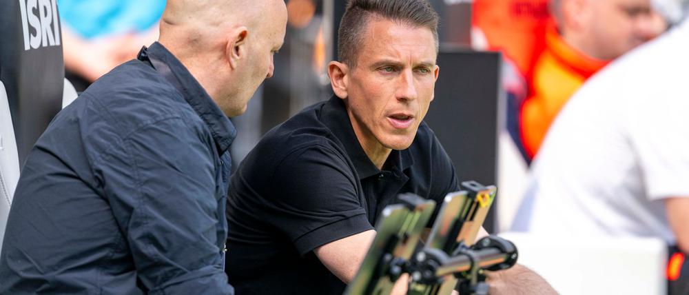 Wolfsburgs Geschäftsführer Sport Peter Christiansen (l) und Interimstrainer Daniel Bauer.