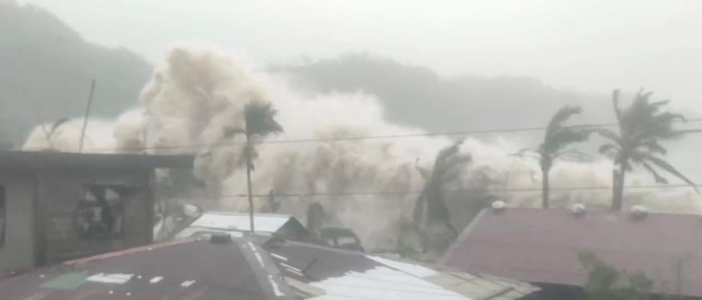 Der Supertaifun „Fung-Wong“ trifft in Sicmil auf den Philippinen auf Land.