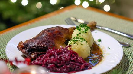 Da läuft einigen das Wasser im Mund zusammen, aber nicht allen: eine Portion knusprige Gänsekeule mit Rotkohl und Klößen. (Archivbild)
