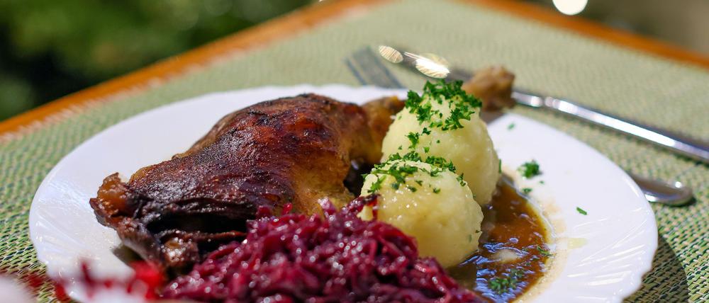 Da läuft einigen das Wasser im Mund zusammen, aber nicht allen: eine Portion knusprige Gänsekeule mit Rotkohl und Klößen. (Archivbild)