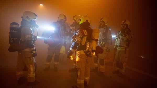Einsatzkräfte nehmen an einer Großübung der Berliner Feuerwehr im Tunnel Rudower Höhe der A113 in Berlin-Altglienicke im Jahr 2024 teil. (Archivbild)