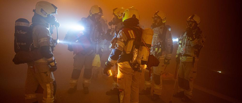 Einsatzkräfte nehmen an einer Großübung der Berliner Feuerwehr im Tunnel Rudower Höhe der A113 in Berlin-Altglienicke im Jahr 2024 teil. (Archivbild)