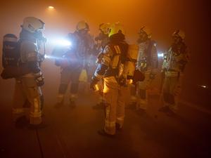 Einsatzkräfte nehmen an einer Großübung der Berliner Feuerwehr im Tunnel Rudower Höhe der A113 in Berlin-Altglienicke im Jahr 2024 teil. (Archivbild)