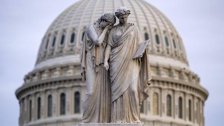 Statuen auf dem Friedensdenkmal in Washington.