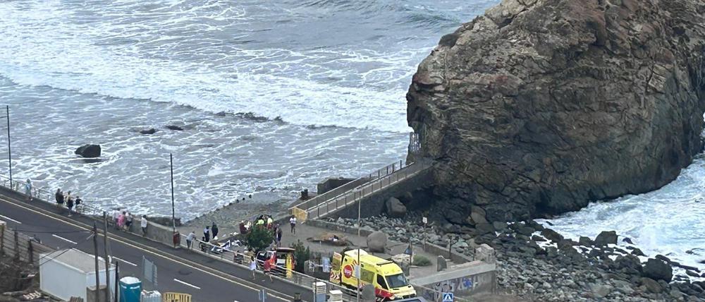 Der Rettungsdienst versorgt am Strand von Roque de Las Bodegas mehrere Menschen, die durch eine Riesenwelle verletzt wurden.
