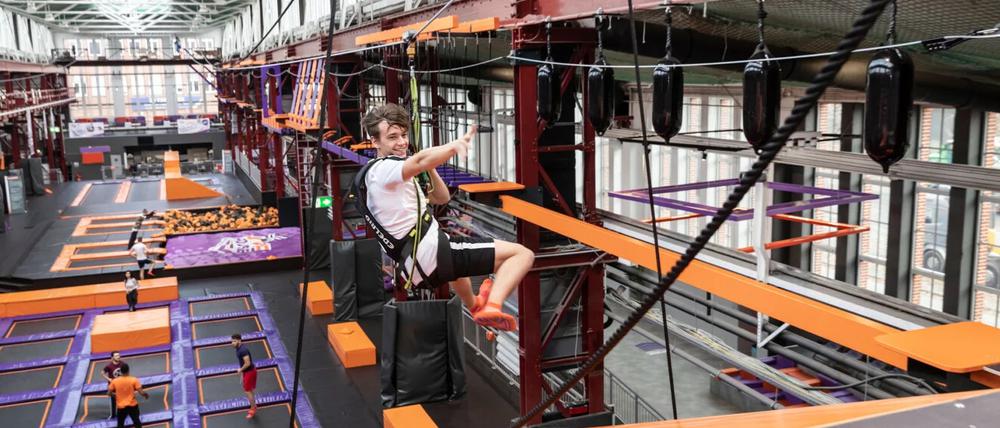 Wer Abwechslung sucht, findet zum Beispiel im Jump House auf Trampolinen den perfekten Ausgleich zu grauen Tagen. 