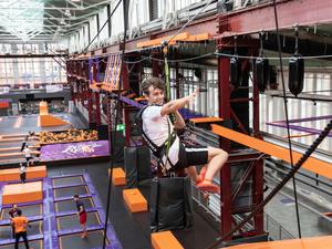Wer Abwechslung sucht, findet zum Beispiel im Jump House auf Trampolinen den perfekten Ausgleich zu grauen Tagen.