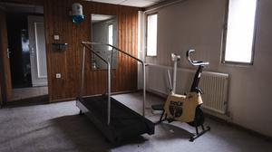 Der ehemalige Saunabereich mit Duschen, Umkleidekabinen und Haartrocknern.