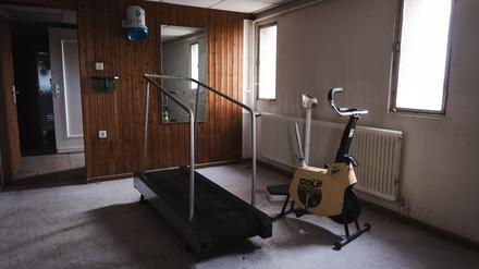 Der ehemalige Saunabereich mit Duschen, Umkleidekabinen und Haartrocknern.