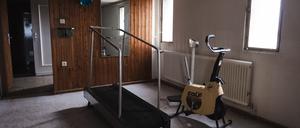 Der ehemalige Saunabereich mit Duschen, Umkleidekabinen und Haartrocknern.