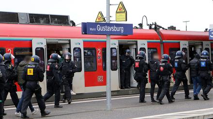 Fans des FSV Mainz 05 haben vor dem Spiel bei Eintracht Frankfurt einen Beamten tätlich angegriffen und verletzt.