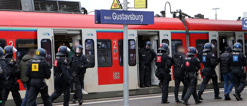 Fans des FSV Mainz 05 haben vor dem Spiel bei Eintracht Frankfurt einen Beamten tätlich angegriffen und verletzt.
