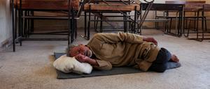Ein Mann ohne Unterkunft schläft in einer Schule in Syrien.