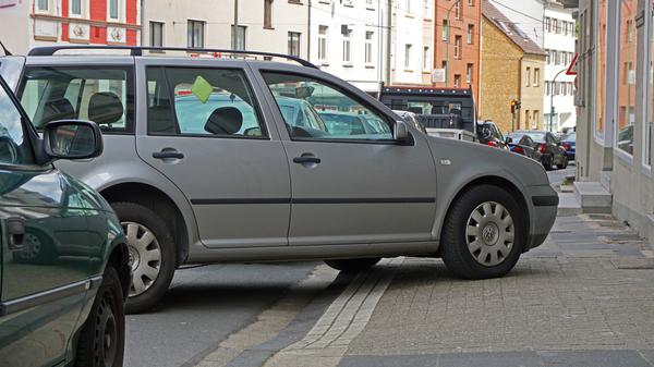 Falschparker in der Stadt: Ein geparktes Auto blockiert einen Bürgersteig. 