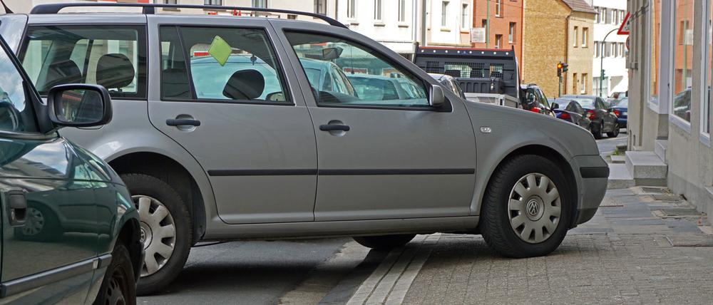 Falschparker in der Stadt: Ein geparktes Auto blockiert einen Bürgersteig. 