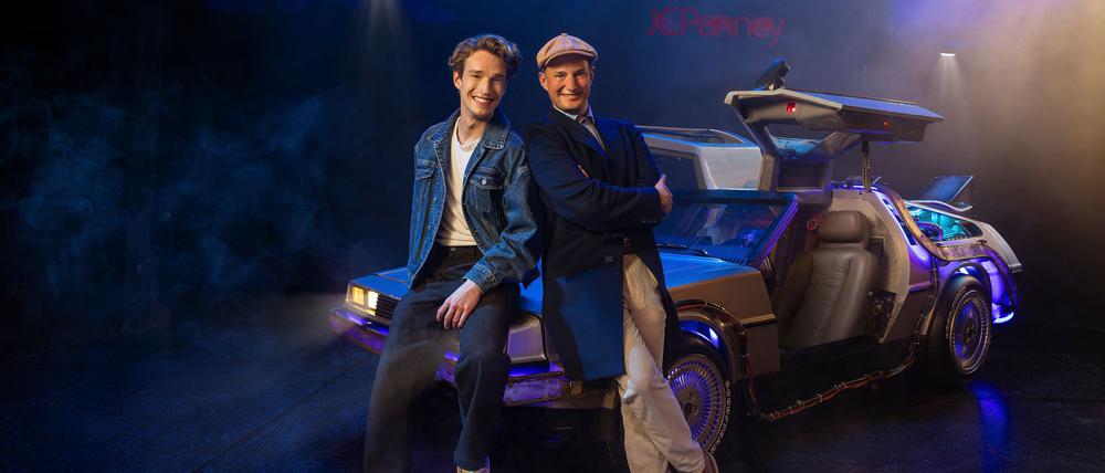 Ab in die Vergangenheit - und zwar mit dem DeLorean: Wer in Hamburg das Kultauto in dem Musical „Zurück in die Zukunft“ fahren darf, steht jetzt fest. Es sind die Musicaldarsteller Raphael Groß und Jan Kersjes. 