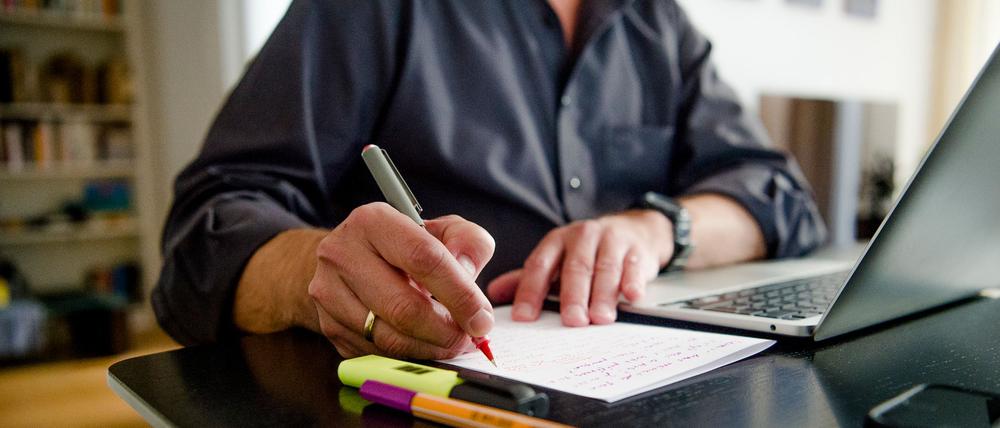 Ein Mann arbeitet im Homeoffice an seinem Schreibtisch 