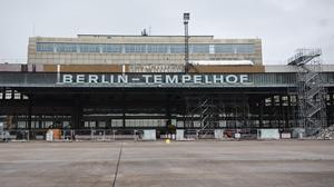 Blick vom Rollfeld auf das Gebäude des Tempelhofer Flughafen mit dem frisch restaurierten Schriftzug „Berlin-Tempelhof“. Der Flughafen ist ein Milliardenprojekt und schwankt zwischen Wahrzeichen und Investitionsruine.