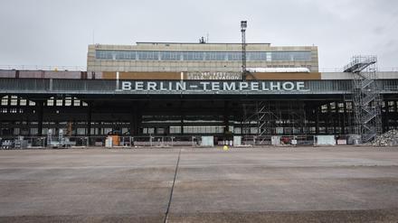 Blick vom Rollfeld auf das Gebäude des Tempelhofer Flughafen mit dem frisch restaurierten Schriftzug „Berlin-Tempelhof“. Der Flughafen ist ein Milliardenprojekt und schwankt zwischen Wahrzeichen und Investitionsruine. 