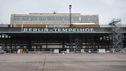 Blick vom Rollfeld auf das Gebäude des Tempelhofer Flughafen mit dem frisch restaurierten Schriftzug „Berlin-Tempelhof“. Der Flughafen ist ein Milliardenprojekt und schwankt zwischen Wahrzeichen und Investitionsruine.   