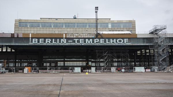 Blick vom Rollfeld auf das Gebäude des Tempelhofer Flughafen mit dem frisch restaurierten Schriftzug „Berlin-Tempelhof“. Der Flughafen ist ein Milliardenprojekt und schwankt zwischen Wahrzeichen und Investitionsruine.