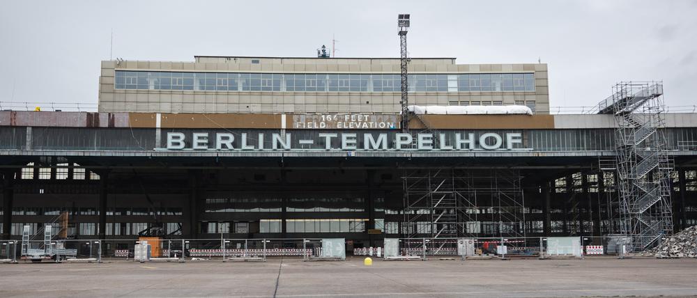 Blick vom Rollfeld auf das Gebäude des Tempelhofer Flughafen mit dem frisch restaurierten Schriftzug „Berlin-Tempelhof“. Der Flughafen ist ein Milliardenprojekt und schwankt zwischen Wahrzeichen und Investitionsruine. 
