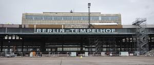 Blick vom Rollfeld auf das Gebäude des Tempelhofer Flughafen mit dem frisch restaurierten Schriftzug „Berlin-Tempelhof“. Der Flughafen ist ein Milliardenprojekt und schwankt zwischen Wahrzeichen und Investitionsruine.   