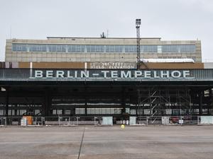 Blick vom Rollfeld auf das Gebäude des Tempelhofer Flughafen mit dem frisch restaurierten Schriftzug „Berlin-Tempelhof“. Der Flughafen ist ein Milliardenprojekt und schwankt zwischen Wahrzeichen und Investitionsruine.   