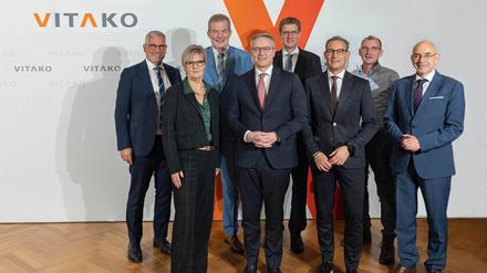 Gemeinsam für die digitale Verwaltung: Bundesminister Dr. Karsten Wildberger mit dem Vorstand der VITAKO anlässlich des 20-jährigen Jubiläums in Berlin. v.l.n.r.: Matthias Drexelius (Vorstand VITAKO), Kerstin Pliquett (Vorstand VITAKO), Lars Hoppmann (geschäftsführender Vorstand VITAKO), Dr. Karsten Wildberger (Bundesminister für Digitales und Staatsmodernisierung), Sören Kuhn (Vorstandsvorsitzender VITAKO), William Schmitt (Vorstand VITAKO), Dr. Johann Bizer (Vorstand VITAKO) und Rudolf Schleyer (Vorstand VITAKO). // Weiterer Text über ots und www.presseportal.de/nr/162947 / Die Verwendung dieses Bildes für redaktionelle Zwecke ist unter Beachtung aller mitgeteilten Nutzungsbedingungen zulässig und dann auch honorarfrei. Veröffentlichung ausschließlich mit Bildrechte-Hinweis.