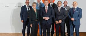 Gemeinsam für die digitale Verwaltung: Bundesminister Dr. Karsten Wildberger mit dem Vorstand der VITAKO anlässlich des 20-jährigen Jubiläums in Berlin. v.l.n.r.: Matthias Drexelius (Vorstand VITAKO), Kerstin Pliquett (Vorstand VITAKO), Lars Hoppmann (geschäftsführender Vorstand VITAKO), Dr. Karsten Wildberger (Bundesminister für Digitales und Staatsmodernisierung), Sören Kuhn (Vorstandsvorsitzender VITAKO), William Schmitt (Vorstand VITAKO), Dr. Johann Bizer (Vorstand VITAKO) und Rudolf Schleyer (Vorstand VITAKO). // Weiterer Text über ots und www.presseportal.de/nr/162947 / Die Verwendung dieses Bildes für redaktionelle Zwecke ist unter Beachtung aller mitgeteilten Nutzungsbedingungen zulässig und dann auch honorarfrei. Veröffentlichung ausschließlich mit Bildrechte-Hinweis.