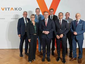 Gemeinsam für die digitale Verwaltung: Bundesminister Dr. Karsten Wildberger mit dem Vorstand der VITAKO anlässlich des 20-jährigen Jubiläums in Berlin. v.l.n.r.: Matthias Drexelius (Vorstand VITAKO), Kerstin Pliquett (Vorstand VITAKO), Lars Hoppmann (geschäftsführender Vorstand VITAKO), Dr. Karsten Wildberger (Bundesminister für Digitales und Staatsmodernisierung), Sören Kuhn (Vorstandsvorsitzender VITAKO), William Schmitt (Vorstand VITAKO), Dr. Johann Bizer (Vorstand VITAKO) und Rudolf Schleyer (Vorstand VITAKO). // Weiterer Text über ots und www.presseportal.de/nr/162947 / Die Verwendung dieses Bildes für redaktionelle Zwecke ist unter Beachtung aller mitgeteilten Nutzungsbedingungen zulässig und dann auch honorarfrei. Veröffentlichung ausschließlich mit Bildrechte-Hinweis.