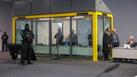 Der Angeklagte Taleb al-Abdulmohsen sitzt zu Prozessbeginn in einem kugelsicheren Glaskasten im Gerichtssaal des Landgerichtes Magdeburg.