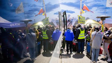 Geflüchtete steigen am Grenzübergang Medyka kurz hinter der ukrainischen Grenze auf polnischer Seite in einen Bus, der sie ins Stadtzentrum von Przemysl bringt (Archivbild).
