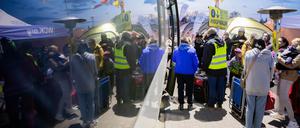 Geflüchtete steigen am Grenzübergang Medyka kurz hinter der ukrainischen Grenze auf polnischer Seite in einen Bus, der sie ins Stadtzentrum von Przemysl bringt (Archivbild).