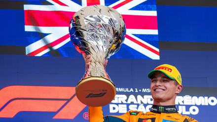 Lando Norris könnte bald einen noch viel größeren Pokal in die Luft stemmen.