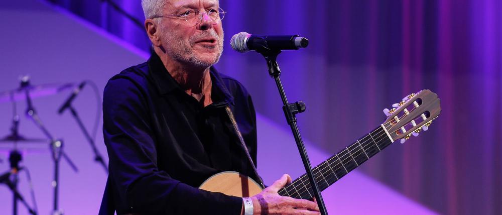 Das Lied „In meinem Garten“ von Reinhard Mey landete nach der Haftbefehl-Doku in den Charts (Archivbild). 