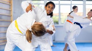 Bei Kampfsportarten (Judo) wird der ganze Körper trainiert und Werte wie Fairplay vermittelt. 